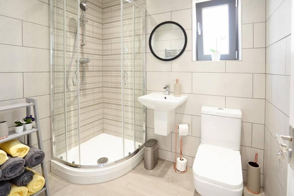 Home From Home - 4 Double Bed House With Parking Slough Zewnętrze zdjęcie