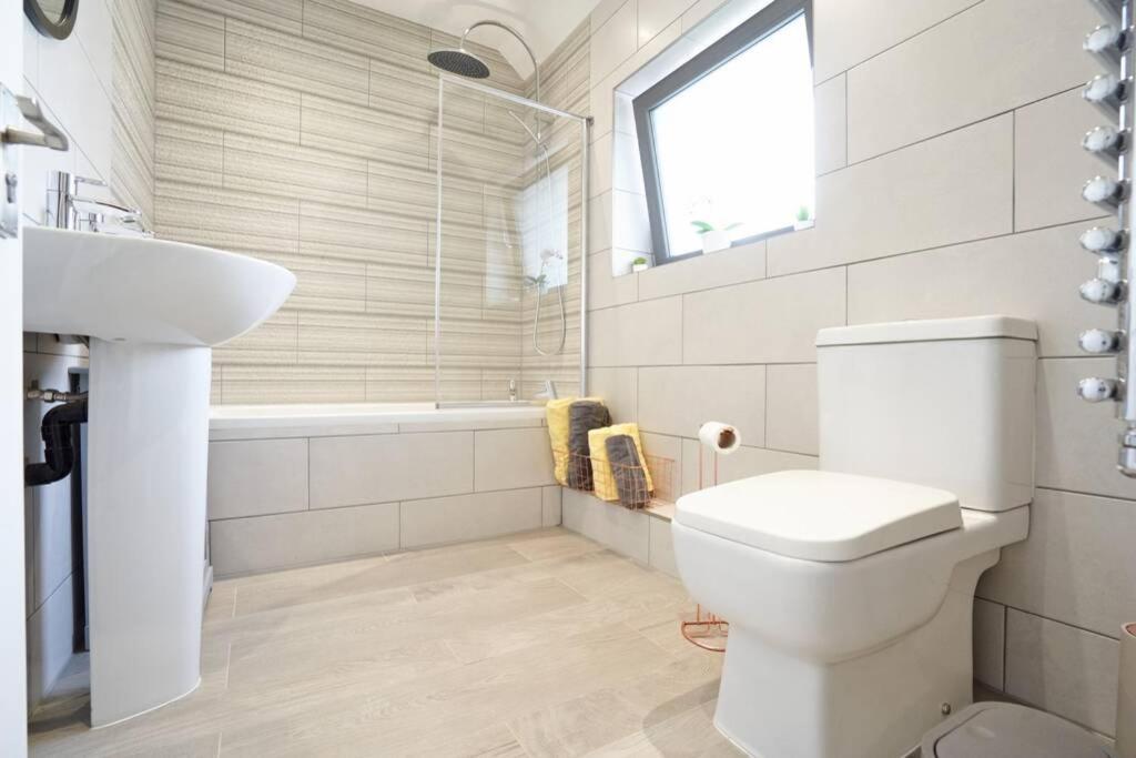 Home From Home - 4 Double Bed House With Parking Slough Zewnętrze zdjęcie